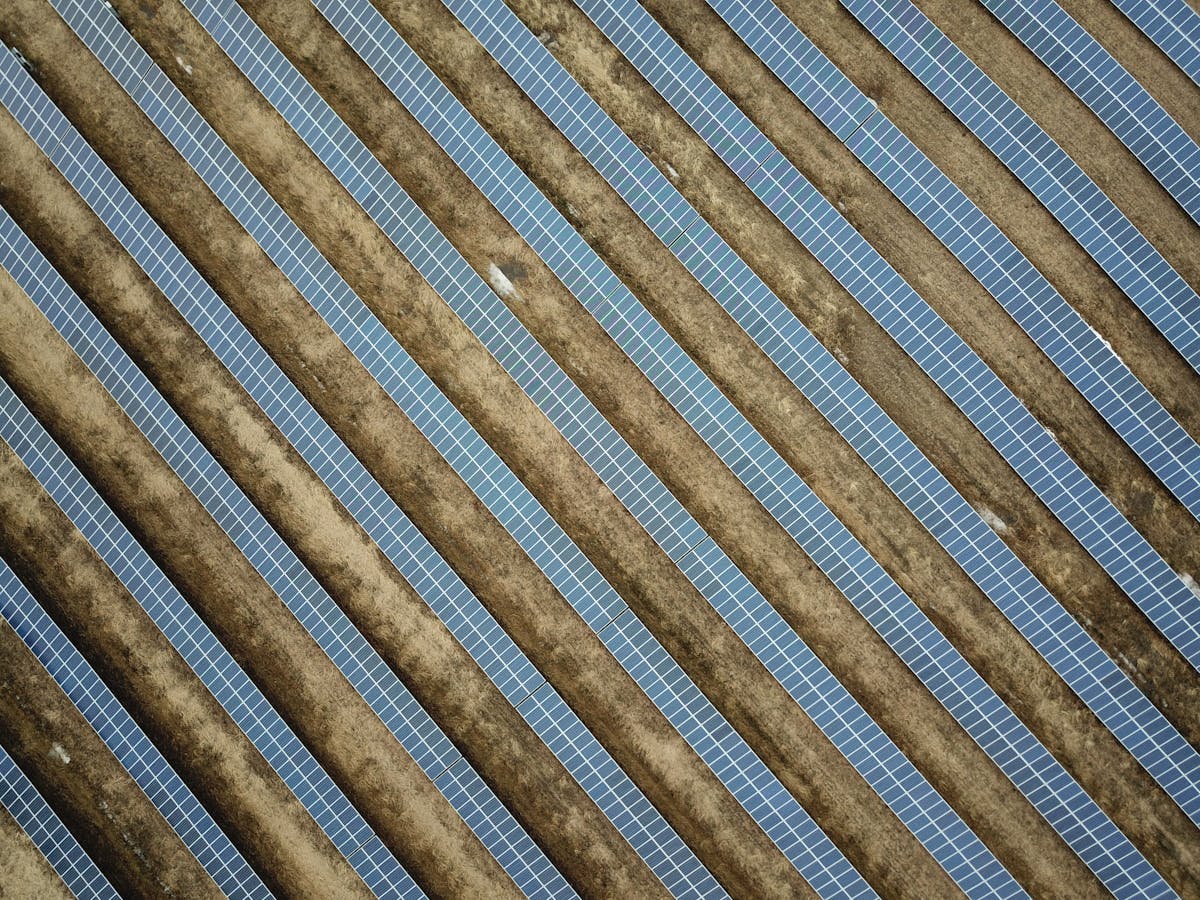 Solarni paneli na komercijalnom objektu